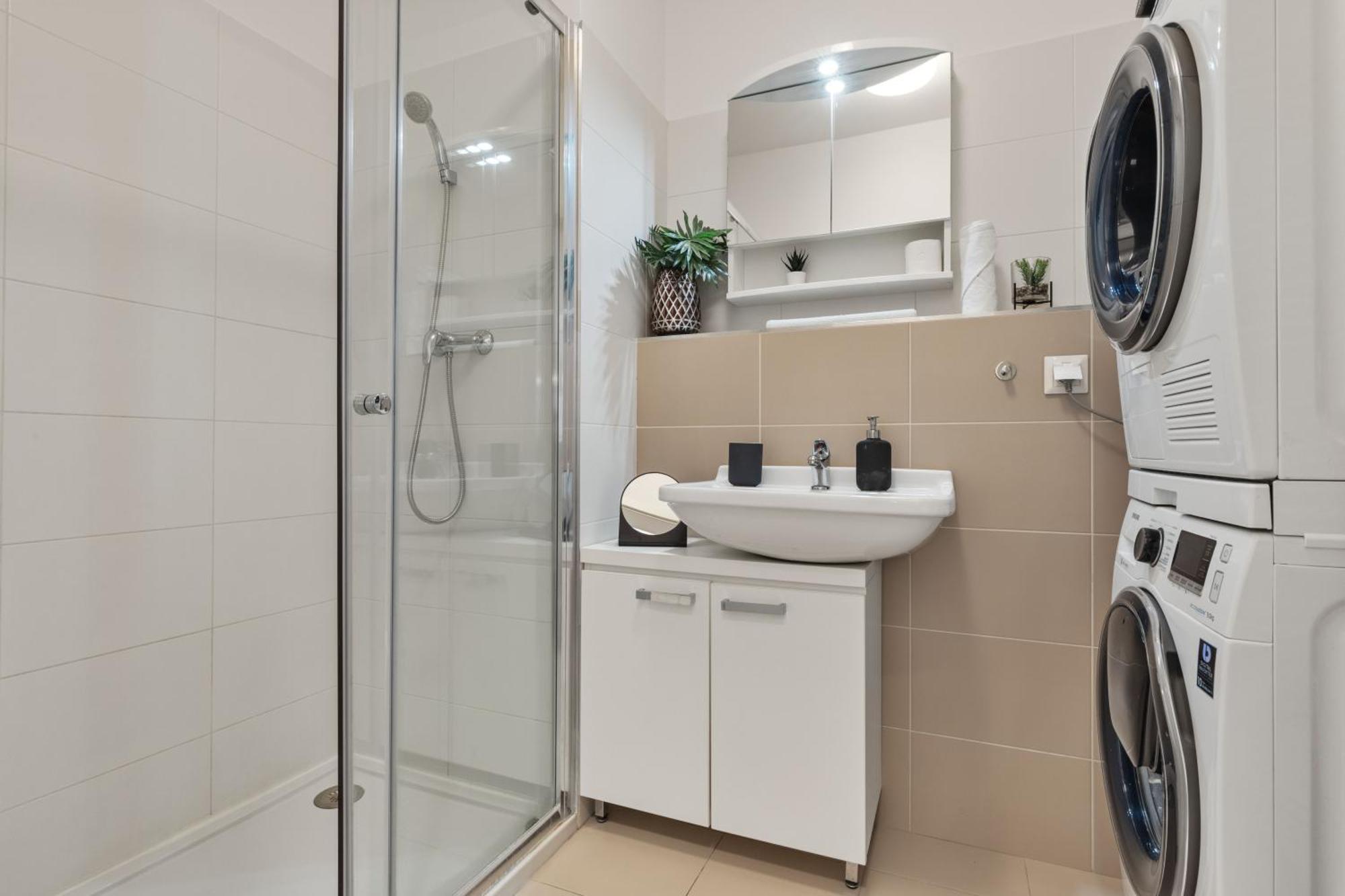 Ferienwohnung Lam Safari - Balcony - Ac - Free Parking Pressburg Exterior foto