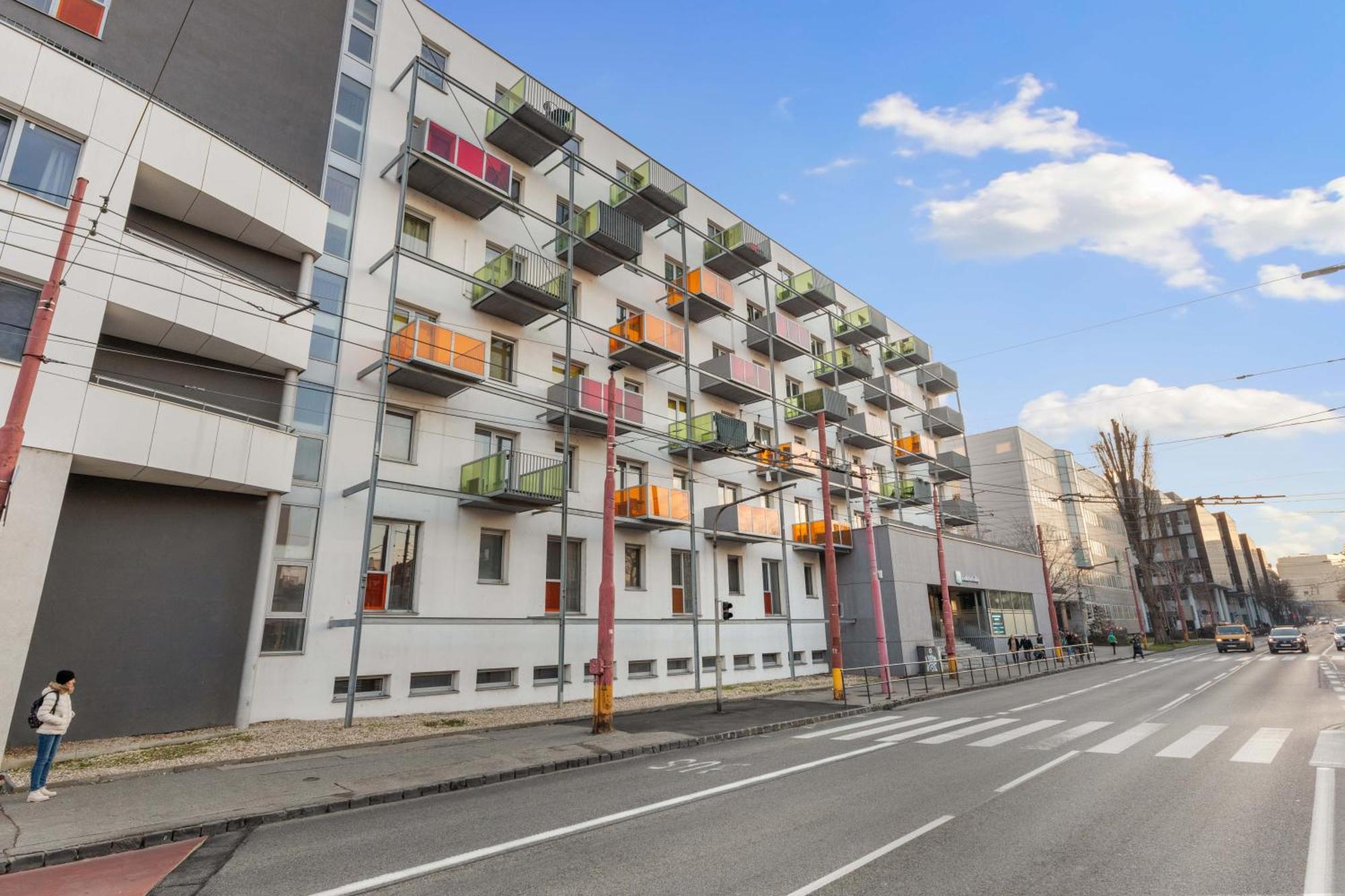 Ferienwohnung Lam Safari - Balcony - Ac - Free Parking Pressburg Exterior foto